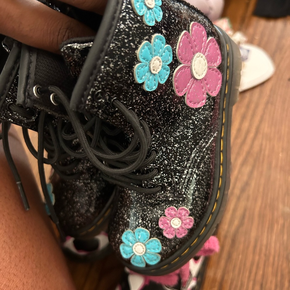 Toddler Girl Dr Martens sz 9 - Picture 3 of 3
